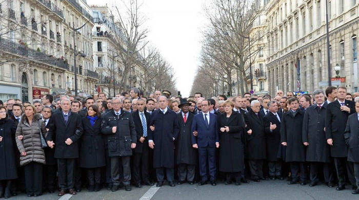 La fotografía que no quiso publicar Haredi, con Angela Merkel entre Hollande y Netanyahu; y a la izquierda, Anne Hidalgo (bufanda azul) y Federica Mogherini (plumas grisáceo), representante de la Unión Europea para Asuntos Exteriores y Política de Seguridad