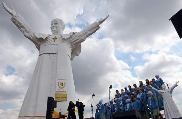 estatua gigante Juan Pablo II Polonia 2013
