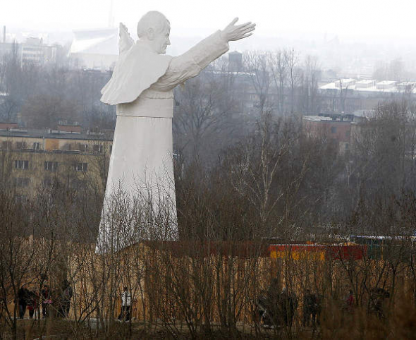 estatua gigante Juan Pablo II Polonia 2013