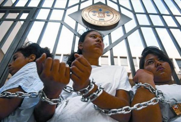 mujeres encadenadas aborto El Salvador 2013