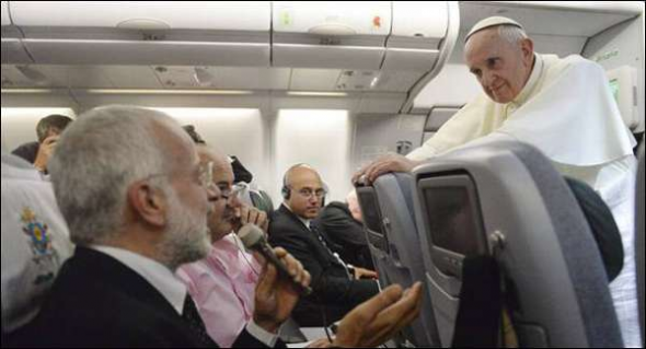 Bergoglio avión Brasil 2013