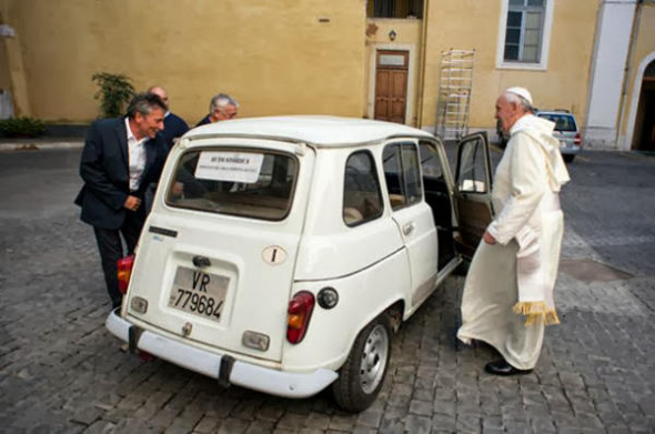 Bergoglio con coche