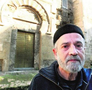 Mansur Escudero, frente a la Mezquita de Córdoba. :: RAFA ALCAIDE
