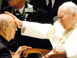 Juan Pablo II bendice a Marcial Maciel, fundador de los Legionarios de Cristo, en 2004.Plinio Lepri (ap)