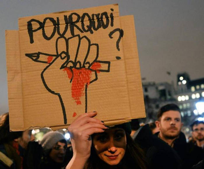 Atentado semanario Charlie Hebdo manifestación cartel pourquoi?
