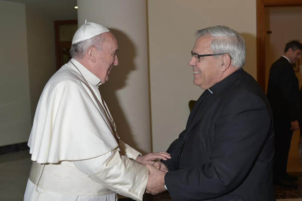 Bergoglio saluda al arzobispo de Granada Javier Martinez