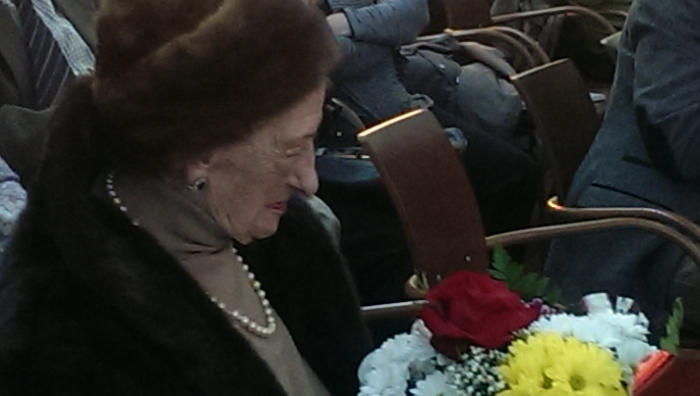 Homenaje a Gonzalo Puente Ojea en Madrid 31 de enero 2015 Pilar su compañera recibe un ramo de flores