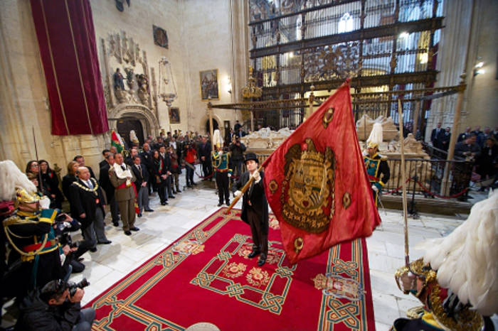 Alcalde y autoridades en el acto religioso celebrado en la Capilla Real de la Catedral durante la fiesta de la Toma de Granada 
