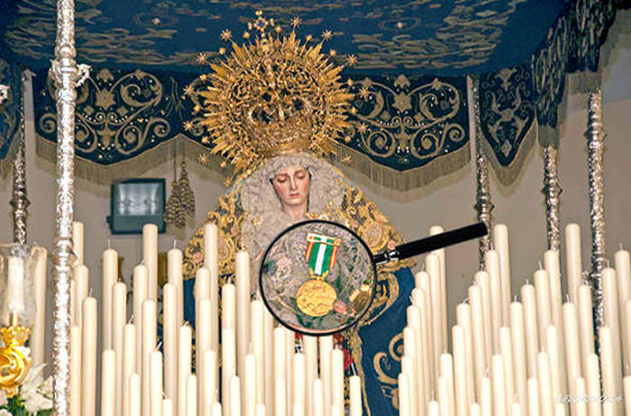 Virgen del Amor con la medalla oro al mérito policial