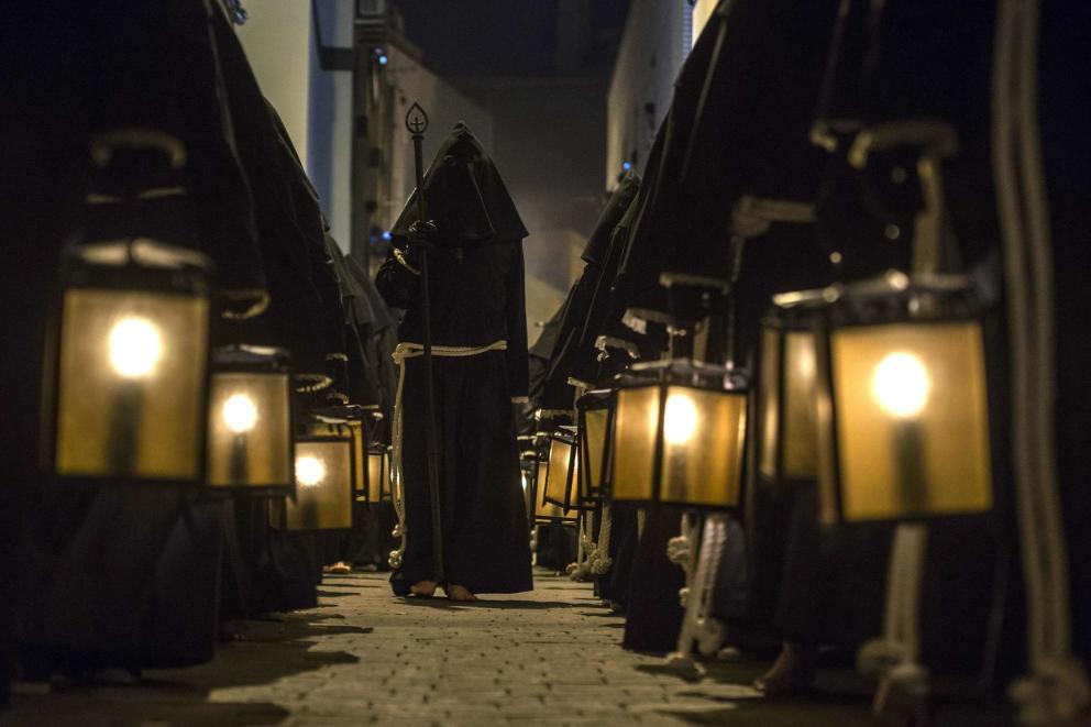 Penitentes de la Cofradía del Perdón durante una procesión en Almería (Reuters).