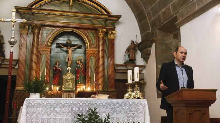 El presidente del PP de Pontevedra se sube al púlpito de la iglesia,  literal, para ganarse unos votos – El Observatorio del laicismo