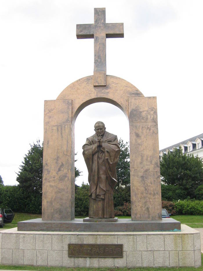 Resultado de imagen para Ploërmel estatua juan pablo II