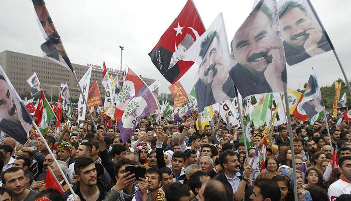 ESTAMBUL (TURQUÍA), 08/06/2015.- Varios simpatizantes del Partido Democrático de los Pueblos (HDP), ondean banderas con el retrato del líder del del ilegal Partido de los Trabajadores del Kurdistán (PKK), encarcelado Abdullah Öcalan durante un acto al que asistió el líder del HDP Selahattin Demirtas para celebrar el resultado cosechado por la formación, un histórico 12,9 %, durante un acto celebrado en Estambul Turquía hoy, lunes 8 de junio de 2015. Trece años después de llegar al poder en 2002, el partido islamista de Justicia y Desarrollo (AKP), fundado por el controvertido presidente turco, Recep Tayyip Erdogan, ha perdido finalmente su mayoría absoluta en las elecciones generales celebradas hoy en Turquía. EFE/Ulas Yunus Tosun.