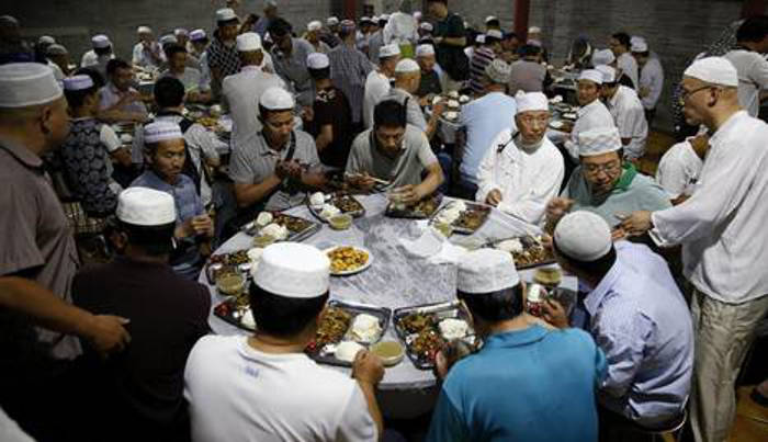 Un grupo de musulmanes reunidos en el primer día del Ramadán en Pekín, China. EFE