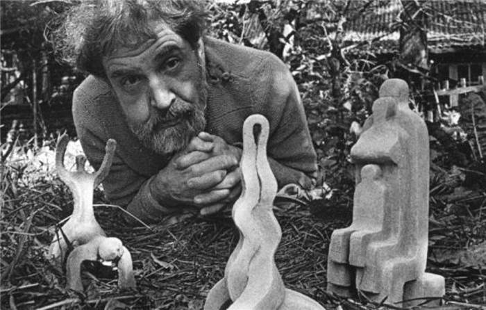 Vadím Sidúr, con sus esculturas, en una imagen de principios de los 80. / EL PAÍS