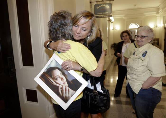 Debbie Ziegler, madre de Brittany Maynard, con una foto de su hija el pasado miércoles en el Capitolio de California. / AP