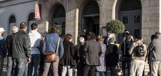 protesta ante el ayuntamiento de Chalon Francia