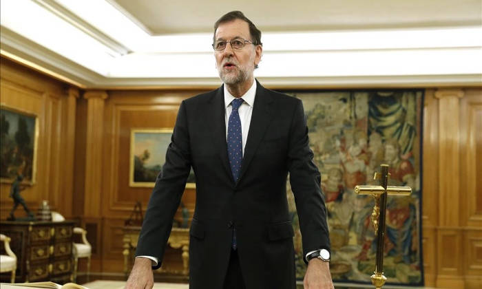 Mariano Rajoy jura el cargo de presidente del Gobierno ante la Biblia, la Constitución y un crucifijo, el 31 de octubre 2015 en la Zarzuela.