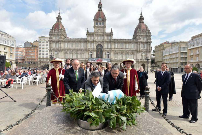 Xulio Ferreiro realizó tres ofrendas florales, la última ante la estatua de María Pita | javier alborés