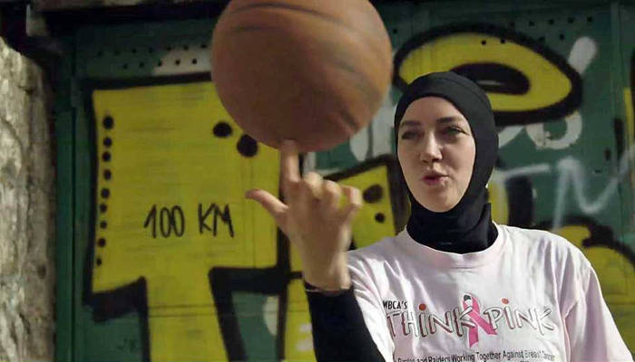 Jugadora de baloncesto con hiyab