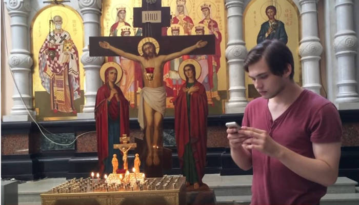 Ruslán Sokolovski juega a Pokémon Go en la catedral en un vídeo difundido en Youtube