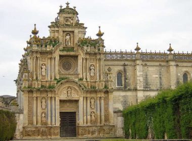 Fachada de la iglesia de la Cartuja de Nuestra Señora de la Defensión (Jerez de la Frontera, España)