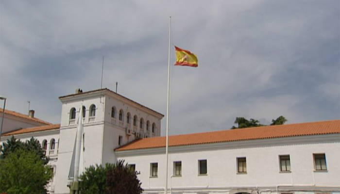 bandera a media asta en cuartel Artilleria Fuencarral