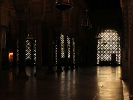 Interior de la Mezquita de Córdoba. — Luz León