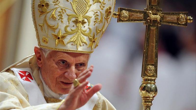 Ratzinger, papa católico Benedixo XVI con mitra y báculo