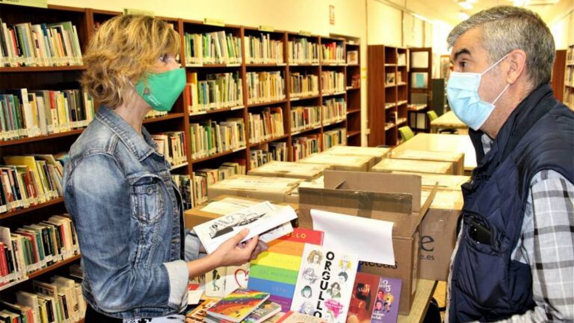 La edil Verònica Ruiz con los lotes de libros de temática LGTBI.