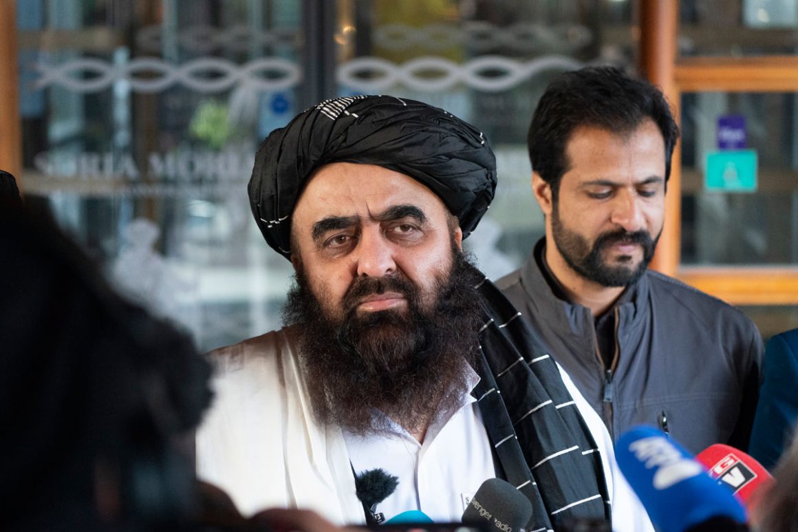 24 de enero de 2022, Noruega, Oslo: El representante talibán Amir Khan Muttaqi da declaraciones a la prensa frente al hotel Soria Moria en Oslo