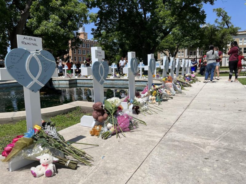Personas visitan hoy las cruces instaladas en memoria de las 21 víctimas asesinadas el martes en la masacre de la escuela primaria Robb, en la plaza central de Uvalde, Texas (EE.UU)