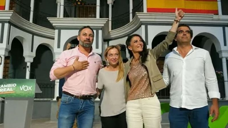 Giorgia Meloni, entre Santiago Abascal y Macarena Olona durante la campaña andaluz