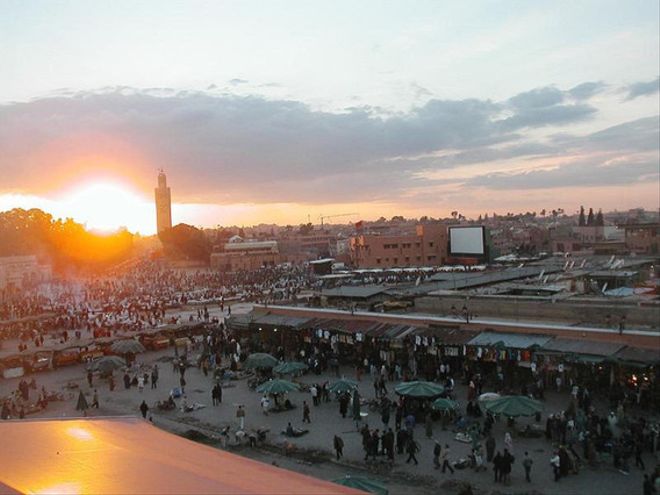 Vista de una plaza de Marrakech