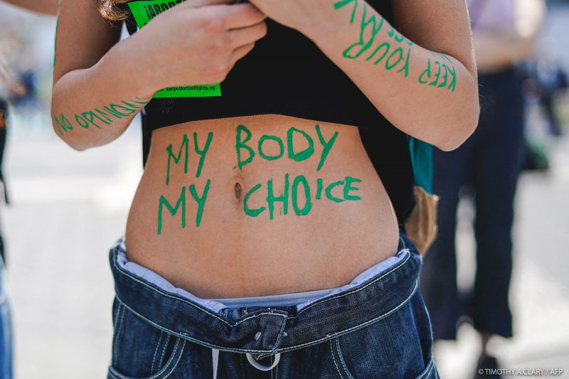 Una activista feminista con consignas pintadas en su cuerpo
