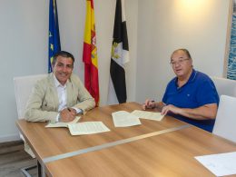 El consejero de Educación y Cultura de Ceuta junto al presidente del Consejo de Hermandades.