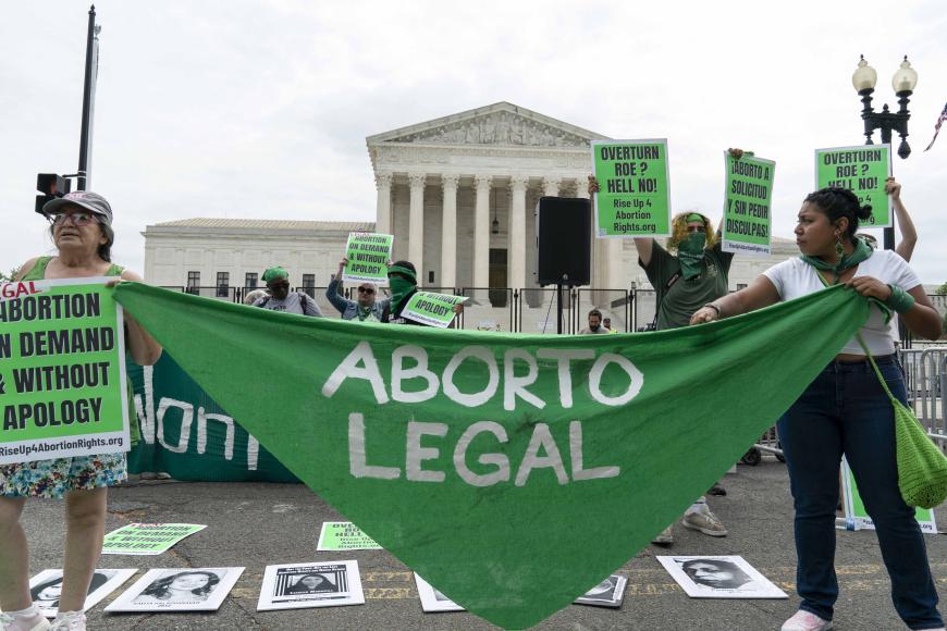 Activistas por el derecho al aborto protestan frente a la sede de la Corte Suprema de EE. UU. en Capitol Hill, Washington D.C., el martes 21 de junio de 2022. © 2022 AP Photo/Jose Luis Magana