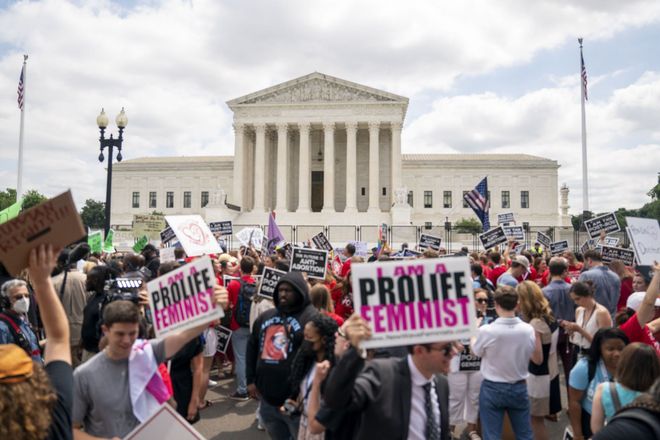 Activistas anti y proaborto protestan frente a la Corte Suprema en Washington, 24 de junio de 2022. SHAWN THEW /
