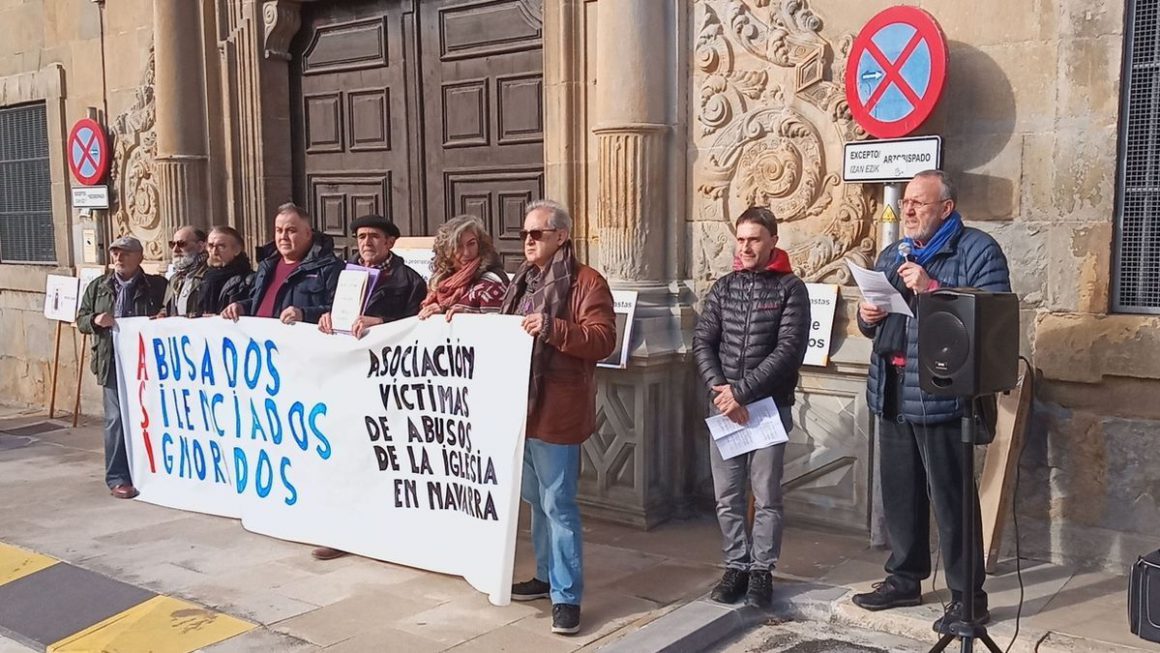 Víctimas de abusos en la Iglesia frente a la sede del Arzobispado en Pamplona.