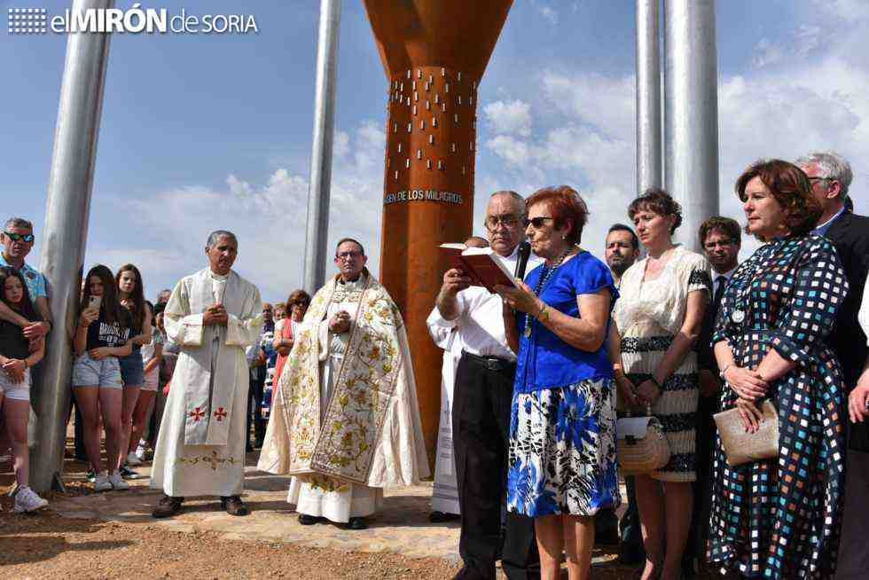Fotografía del acto de inauguración del monumento a la Virgen de los Milagros en Ágreda (Soria)