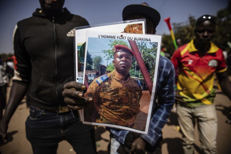 Un hombre sostiene un retrato del teniente coronel Damiba, presidente de Burkina Faso, este lunes en Uagadugú.Sophie Garcia