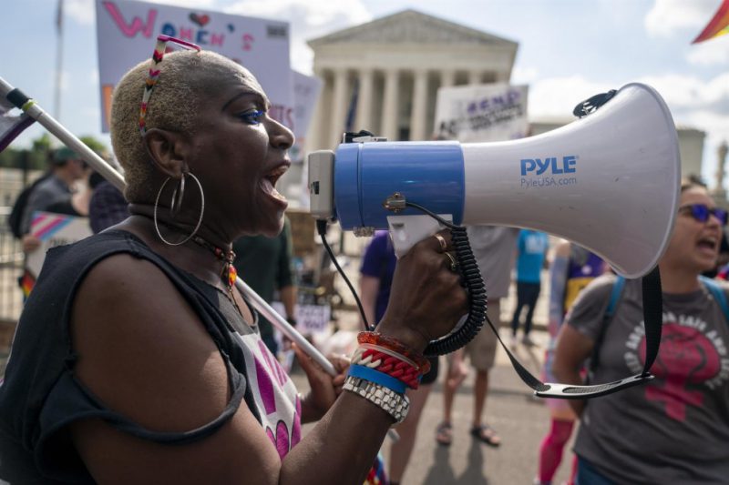 Una mujer usa un altavoz para protestar frente al Tribunal Supremo de Estados Unidos, tras conocer su decisión de revocar el derecho al aborto, a 24 de junio de 2022. — Shaw Thew /