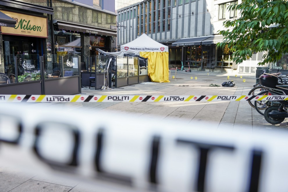 La zona donde se ha producido el tiroteo en el pub gay de Oslo, acordonada por la Policía. — Terje Pedersen /