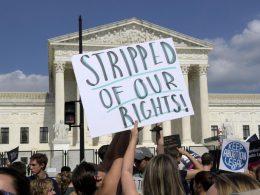 Una mujer sostiene una pancarta que dice "Despojadas de nuestros derechos", durante una manifestación contra el fallo que prohíben el aborto, frente al Tribunal Supremo en Washington. — Lenin Nolly /