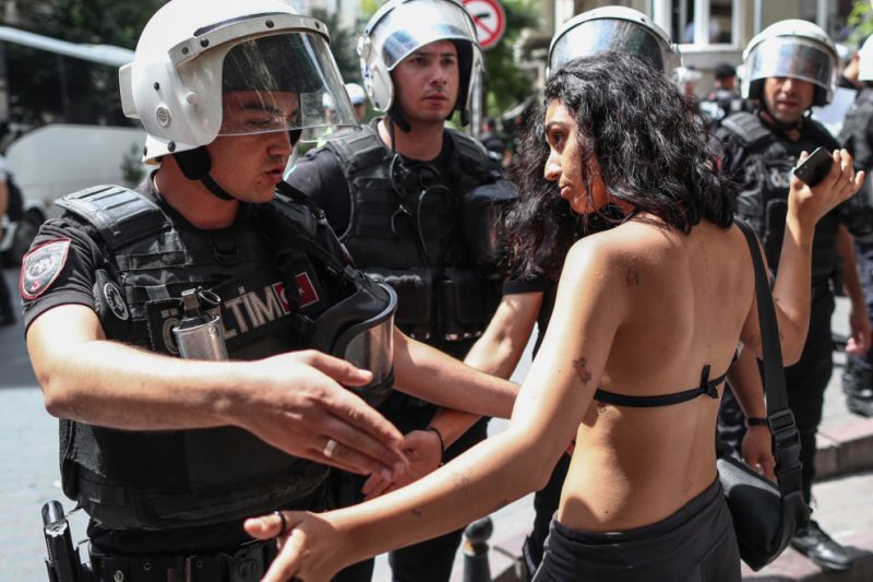Un policía turco discute con una asistente a la marcha del orgullo 2022 en Estambul, que ha vuelto a ser bloqueada por la Policía. — Erdem Sahim /
