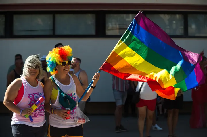 Dos mujeres ondean una bandera LGTBI en una manifestación en Málaga, el 4 de junio de 2022. Jesus Merida/SOPA Images/LightRocket via Getty Images