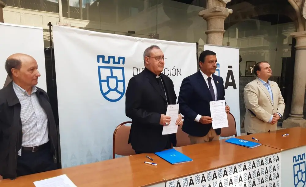 Diputación y Obispado de Ávila firmando convenio para restauración de templos