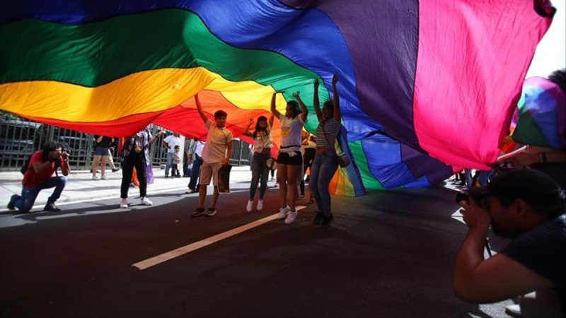 La bandera del arcoíris, símbolo LGTBI, en una manifestación.