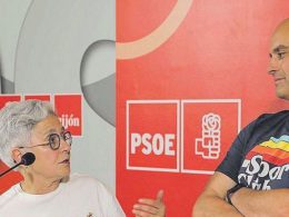 Ana Castaño y Monchu García, ayer, en la sede local del PSOE.