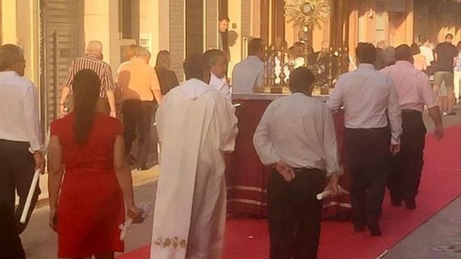 La alcaldesa, de rojo, detrás del párroco presidiendo la procesión del Corpus en Bonrepòs. Compromís Bonrepòs